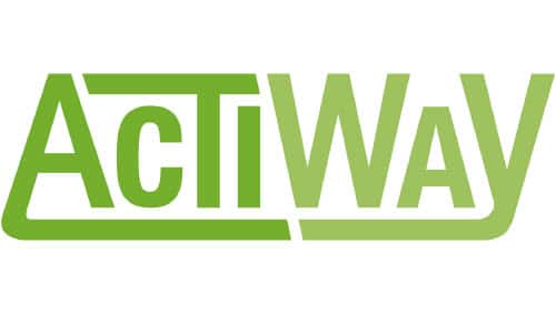 Bilden visar "ActiWay"-logotypen i en gradientgrön färg. Bokstäverna "Acti" visas i mörkare grönt, medan bokstäverna "WAY" är i en ljusare nyans. En vinklad linje förbinder "A" i "Acti" med "W" i "WAY". Texten är fetstil och versal. Bakgrunden är vit.